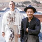 El actor británico Jude Law junto al cartel de la serie