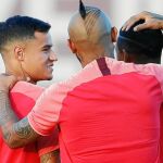 Coutinho conversa con Arturo Vidal y Malcom en el entrenamiento de ayer