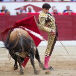 Roca Rey pasándose el toro por la espalda / EFE