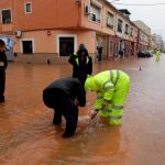 Los servicios de emergencias trabajan para achicar agua en Alzira