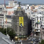 Seis escaladores de Greenpeace han colgado una pancarta de 60 metros cuadrados en el conocido edificio Metrópolis