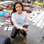 Patricia Fernández en la Puerta del Sol de Madrid, donde apoya la acción de la asociación «Ve la luz» que visibiliza el maltrato