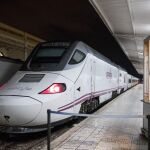 El tren híbrido que conecta a la Región con Madrid en poco más de cuatro horas inició ayer su viaje inaugural desde la Estación Víctor Beltrí de Cartagena