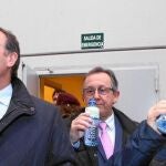 El consejero Antonio Silván prueba agua tratado en la depuradora de Cuéllar. Junto a él, el presidente de la Diputación, Francisco Vázquez, y Fco. Javier López Escobar