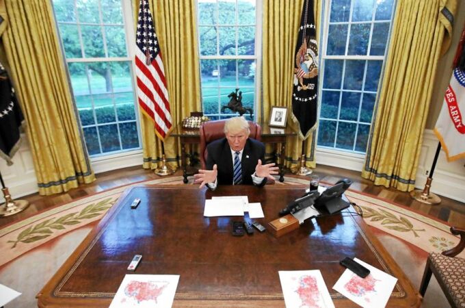 El presidente Donald Trump, sentado ante su mesa en el Despacho Oval, durante la entrevista