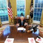 El presidente Donald Trump, sentado ante su mesa en el Despacho Oval, durante la entrevista