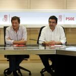 El presidente de la Comisión Gestora del PSOE, Javier Fernández, y el portavoz Mario Jiménez