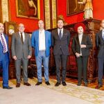 De izquierda a derecha: Ángel María de Pablos, Javier Sanz, Jesús Julio Carnero, Luis Javier Gómez, Óscar Puente, Juana de Aizpuru, Fernando Gutíérrez y Juan José Cantalapiedra