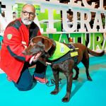 Pedro Frutos, fundador de la unidad K-9 de Creixell, junto a Kiwi en la feria de Iberzoo+Propet 2019, celebrada en Madrid / Foto: Cipriano Pastrano