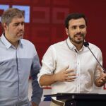 El coordinador federal de Izquierda Unida, Alberto Garzón, junto al secretario general de CCOO, Unai Sordo (i), durante la rueda de prensa posterior a la reunión que mantuvieron en la sede del sindicato, hoy en Madrid