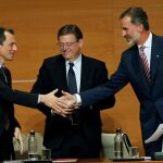 Felipe VI saluda al Ministro de Ciencia, Innovación y Universidades, Pedro Duque, en presencia del president Ximo Puig, tras inaugurar el curso universitario 2018-2019/ Efe