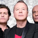 El grupo escocés, con Jim Kerr en el centro, gira por cuatro ciudades españolas. Hoy actúan en Barcelona