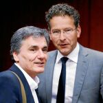 Euclides Tsakalotos y Jeroen Dijsselbloem, antes de la reunión de ayer en Bruselas
