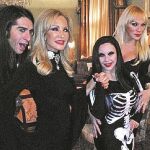 Carmen Lomana, en su casa celebrando Halloween con Alaska, Mario Vaquerizo y Topacio Fresh