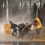 Manifestantes se enfrentan a la Policía durante una protesta en Caracas