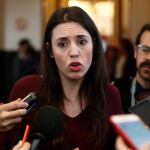 La portavoz de Podemos en el Congreso, Irene Montero, atiende a los medios tras asistir a la reunión de la Junta de portavoces celebrada hoy en la Cámara Baja