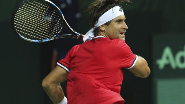 El tenista español David Ferrer devuelve la bola al indio Saketh Myneni durante el partido de la Copa Davis entre India y España