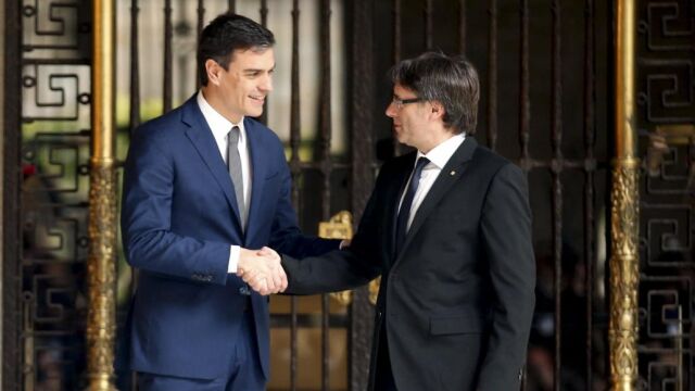 Pedro Sánchez saluda a Carles Puigdemont a su llegada al Palau de la Generalitat