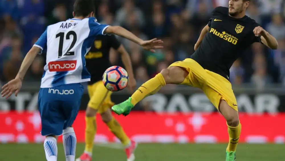 El jugador del Atlético de Madrid, Koke y el del Espanyol Aaron Martin
