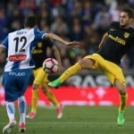 El jugador del Atlético de Madrid, Koke y el del Espanyol Aaron Martin