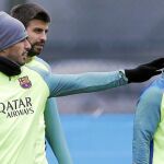 Luis Suárez, Messi y Piqué se lo pasaron en grande, ayer, en el entreno. Se respira buen ambiente en el seno de la plantilla azulgrana