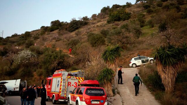 Miembros de la Guardia Civil, Protección Civil y Bomberos coordinan el dispositivo de rescate del niño de 2 años que ha caído este domingo a un pozo/Efe