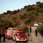 Miembros de la Guardia Civil, Protección Civil y Bomberos coordinan el dispositivo de rescate del niño de 2 años que ha caído este domingo a un pozo/Efe