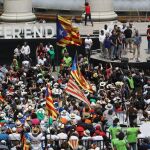 Unas 30.000 personas, según la Guardia Urbana de Barcelona, han acudido hoy al acto convocado por las entidades soberanistas en Montjuïc