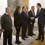 Mariano Rajoy y Maria Dolores de Cospedal saludan a los representantes de la Asociación de Víctimas del Yak-42,