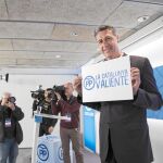 Xavier García Albiol mostrando un cartel con el lema de la campaña, ayer en la sala de prensa del PP