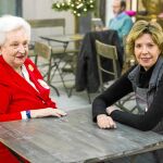 La Infanta Doña Pilar y su hija, Simoneta Gómez-Acebo
