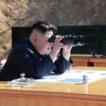 El líder norcoreano, Kim Jong Un, observa el lanzamiento del misisl.