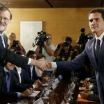 Mariano Rajoy, iz., y el líder de Ciudadanos, Albert Rivera,se estrechan la mano durante la reunión de sus respectivas delegaciones