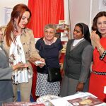 La presidenta de las Cortes, Silvia Clemente, saluda a las monjas jerónimas de Toral de los Guzmanes en la XIII Feria del Dulce en Benavides de Órbigo acompañada por la alcaldesa, Ana Rosa Sopeña