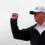 Donald Trump levanta el puño a su llegada al muro con México en Texas/Foto: Reuters