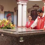 Nicolas Maduro y su esposa Cilia Flores visitando la tumba de Hugo Chavez