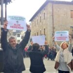 Fernando Altuna con una pancarta frente a la marcha del odio de Alsasua