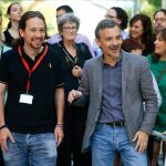 El líder de Podemos, Pablo Iglesias (i), acompañado por el portavoz del partido en la Asamblea de Madrid, José Manuel López (d)