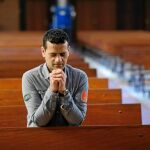 El egipcio David Taufik reza en la iglesia Nuestra Señora de la Bien Aparecida de Santander