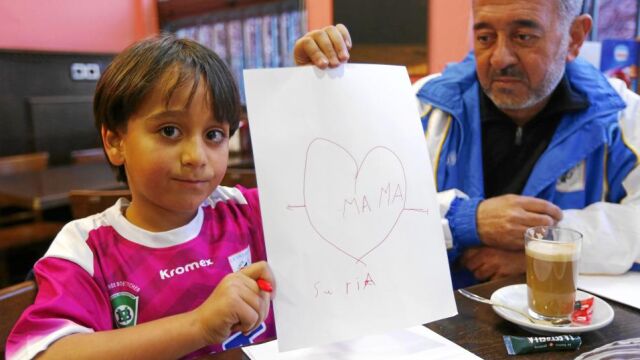 Abdul Mohsen (que fue zancadilleado por una periodista) y su hijo Zaid con un dibujo para su madre, ayer