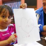 Abdul Mohsen (que fue zancadilleado por una periodista) y su hijo Zaid con un dibujo para su madre, ayer