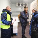 José Tomás, acompañado de voluntarios del Banco de Alimentos durante la inauguración