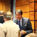 El consejero de Fomento y Medio Ambiente, Juan Carlos Suárez-Quiñones, saluda los integrantes de la Mesa del Lobo
