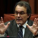El ex presidente de la Generalitat Artur Mas durante su comparecencia ante la Comisión de Asuntos Institucionales del Parlament para dar explicaciones sobre la financiación de CDC