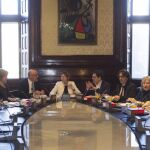 La presidenta del Parlament, Carme Forcadell (c), durante la reunión de la mesa del Parlament