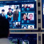 Un trabajador del campus de Huawei pasa por el detector facial / Efe