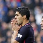 El delantero uruguayo del FC Barcelona Luis Suárez se lamenta durante el partido contra el Deportivo de La Coruñ