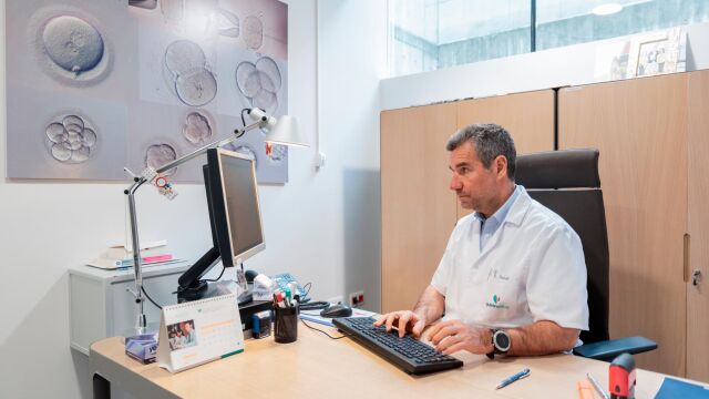 «Hay que dar opciones de congelar el futuro reproductivo para luego decidir»
