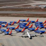 Una veintena de Boeing 73 Max permanecen estacionados en un aeropuerto de California
