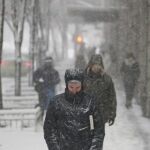 Varias personas caminan bajo la nieve en Nueva York